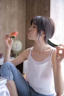 坐在硬邦邦的上面写作业元